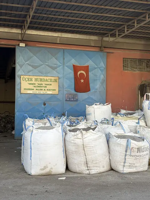 Tesis girişi: mavi sac kapı